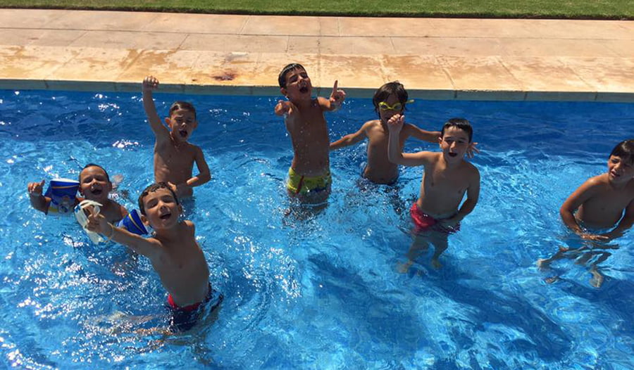 Niños disfrutando de la piscina