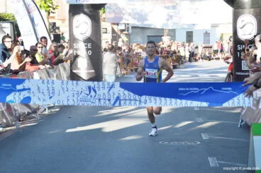 NIzar Lakhlifi entrando triunfador en Ondara