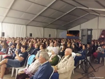 Numeroso público en el monólogo y sainete