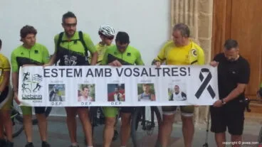 Pancarta en recuerdo de los deportistas fallecidos