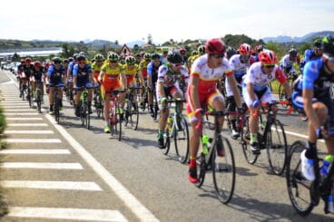 Pelotón agrupado en al carretera Gata
