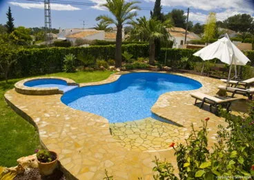 Piscina forma libre de Construma