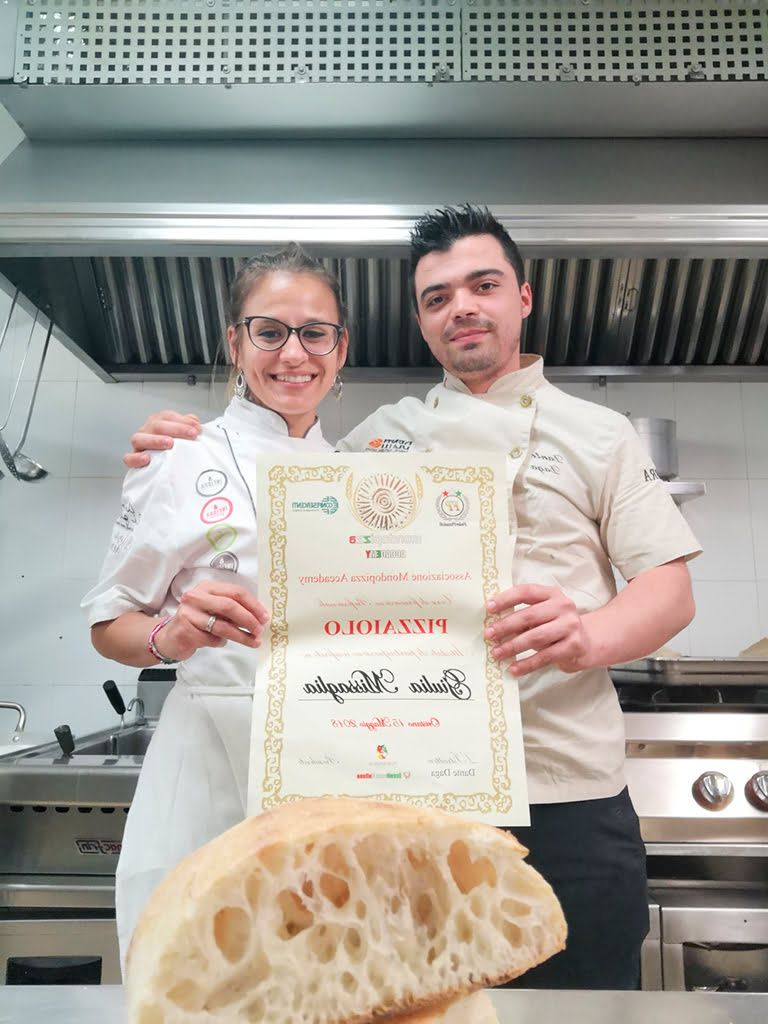 Pizzeria Giulia recibe el tíitulo de mondo pizza accademy de pizzaiolo profesional