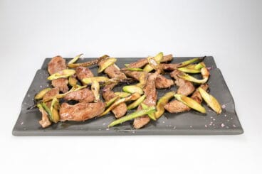 Pluma ibérica salteada con ajitos tiernos y espárragos Restaurante Noray