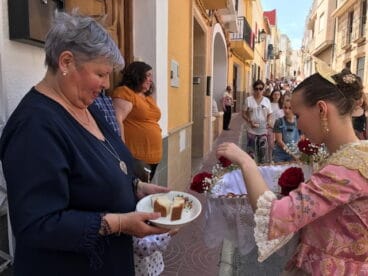 Reparto de pa beneït en El Poble Nou