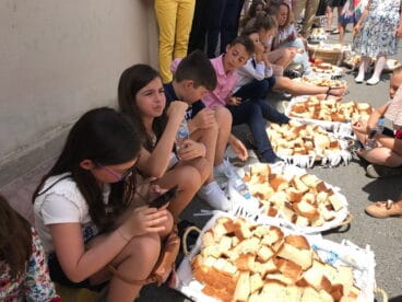 Reparto de panes en las fiestas de El Poble Nou