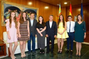 Representantes de la Quintà 2018 con las autoridades