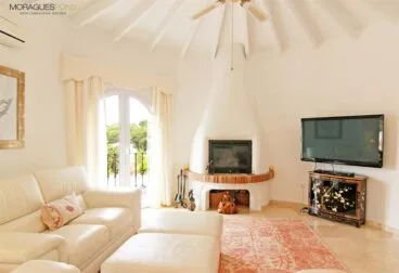 Sala-de-estar-con-chimenea-MORAGUESPONS-Mediterranean-Houses