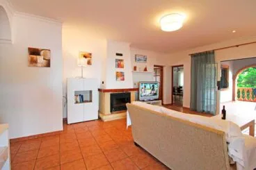 Sala de estar con chimenea Quality Rent a Villa