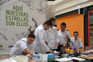 Desayuno de los alumnos del Raquel Payá en Portal de la Marina