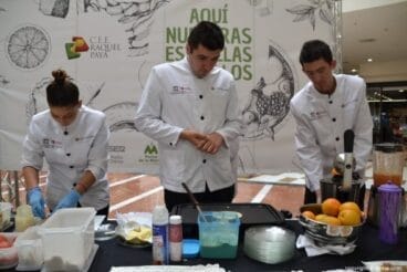 Desayuno de los alumnos del Raquel Payá en Portal de la Marina