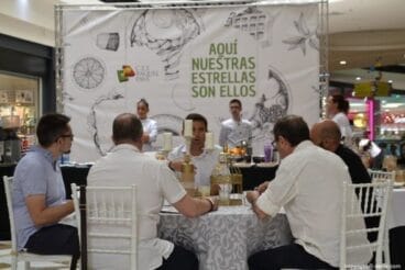Desayuno de los alumnos del Raquel Payá en Portal de la Marina