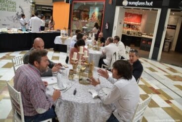 Desayuno de los alumnos del Raquel Payá en Portal de la Marina
