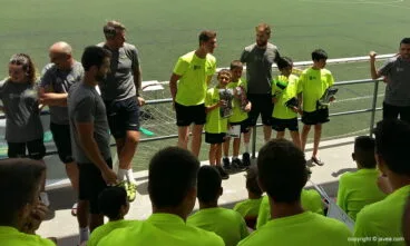 Adrián con los niños