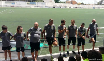 Adrián Ortolá con su equipo de trabajo