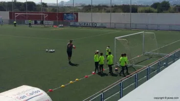Alumnos atendiendo al entrenador