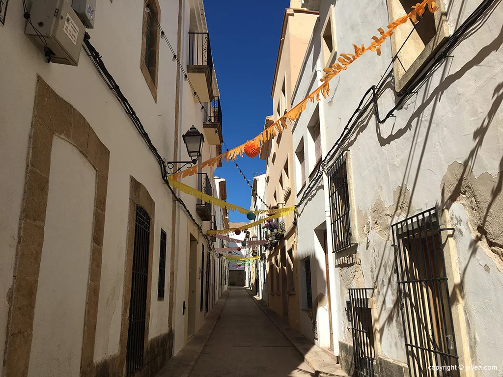 Calle engalanada en Xàbia