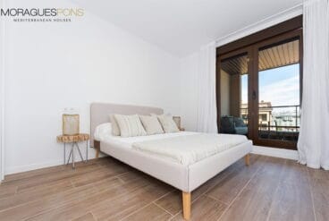 Dormitorio con ventanal MORAGUESPONS Mediterranean Houses