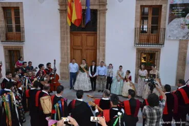 Serenata de la Tuna a Reinas, damas y presidentes