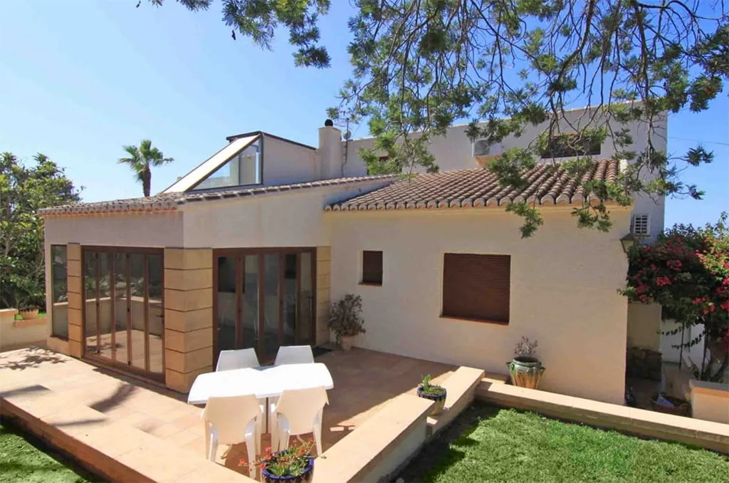 Fachada de la casa Vicens Ash Properties
