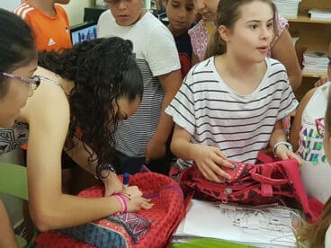 Gema firmando autógrafos
