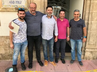 Responsables de la mercantil Dreamsea surf con autoridades municipales