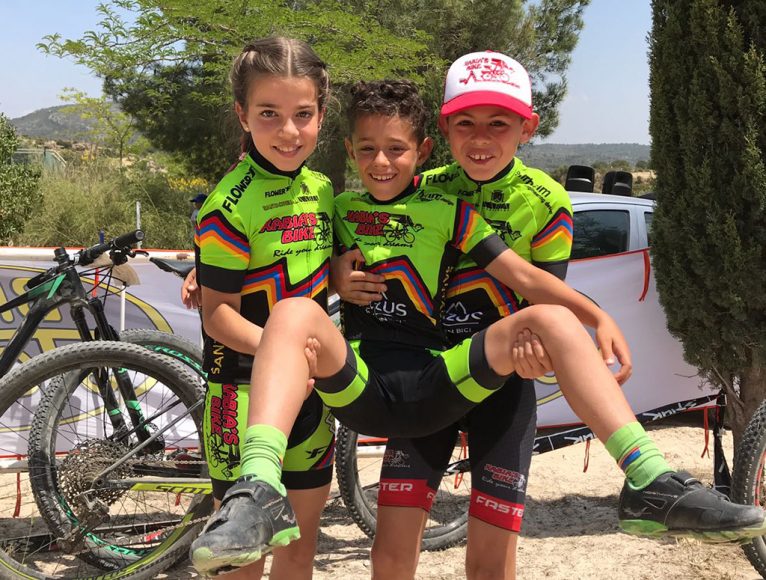 Jóvenes ciclistas de la Escuela Club Mussols Xàbia Bike