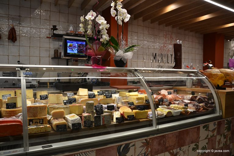 Miraltall Carns i Formatges variedad de quesos
