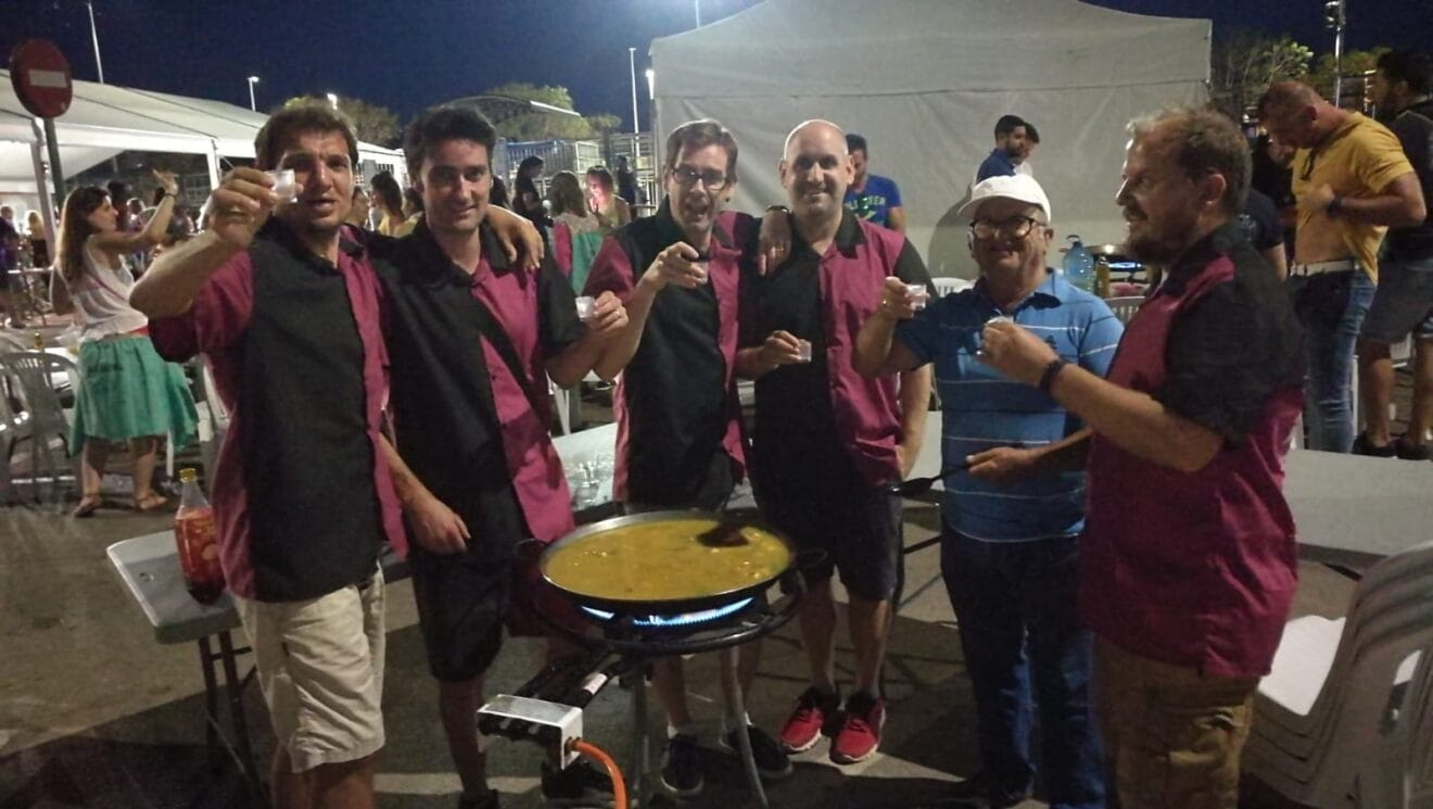 Penya Xeremells preparando su paella