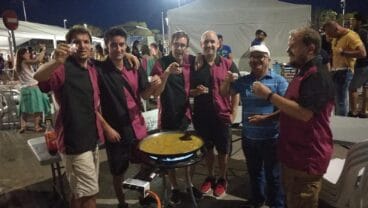 Penya Xeremells preparando su paella