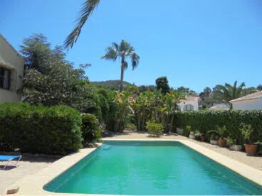 Piscina y jardín Inmobiliaria Xabiga
