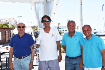 Regatista con su trofeo