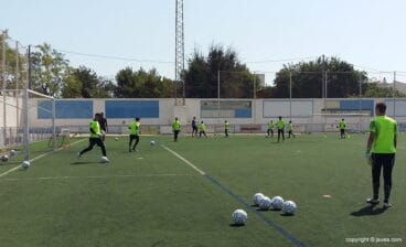 Trabajando sobre el campo en el Curso de Tecnificación Adrián Ortolá