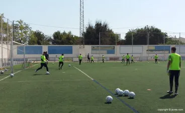 Trabajando sobre el campo en el Curso de Tecnificación Adrián Ortolá