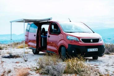 Vehículo con toldo en Road Trip Adventure