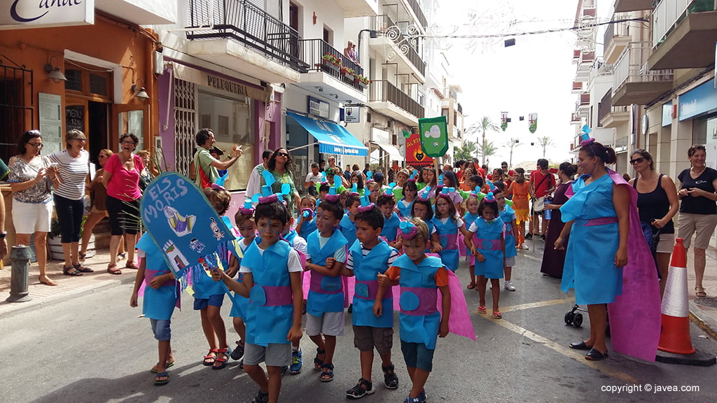 Desfile infantil de Moros i Cristians