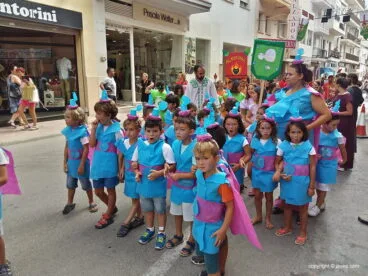 Desfile infantil de Moros i Cristians