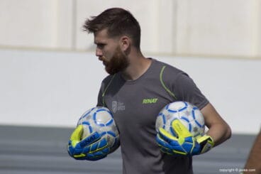 Adrián Ortolá con dos balones