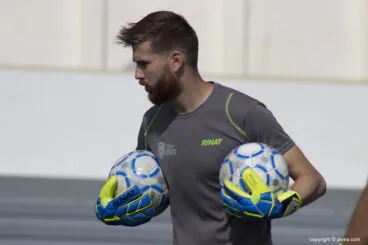 Adrián Ortolá con dos balones