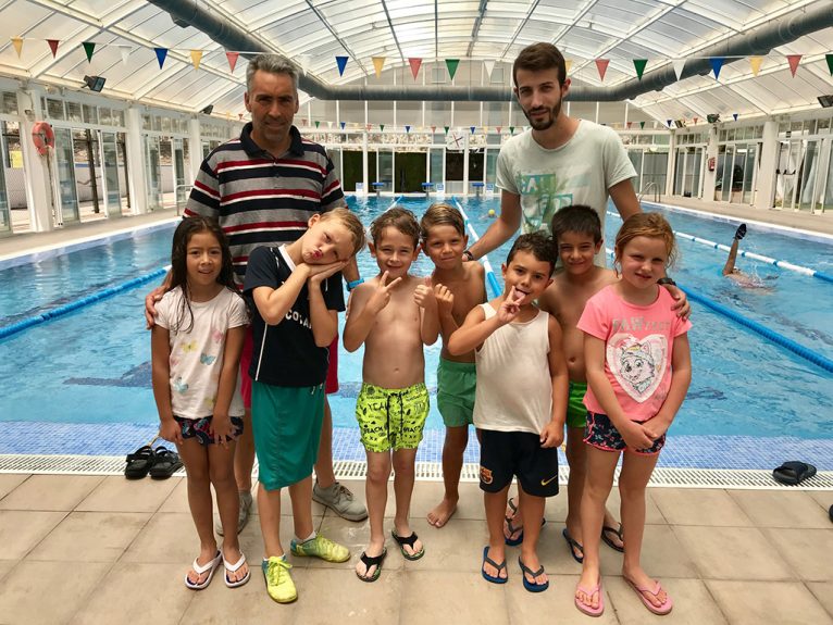 Alumnos de la Escuela de verano en la piscina de Benitatxell