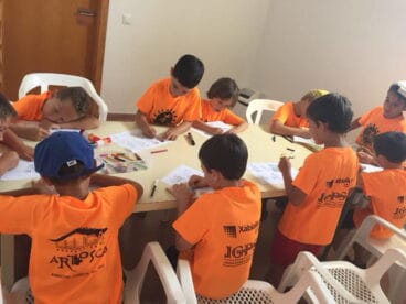 Alumnos realizando talleres