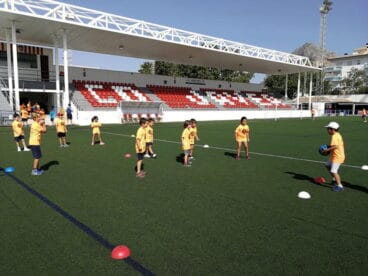 Alumnos sobre el campo de fútbol