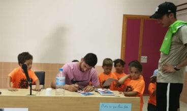 Antonio Sivera firmando autografos