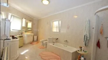Baño amplio chalet Villadom Spain.