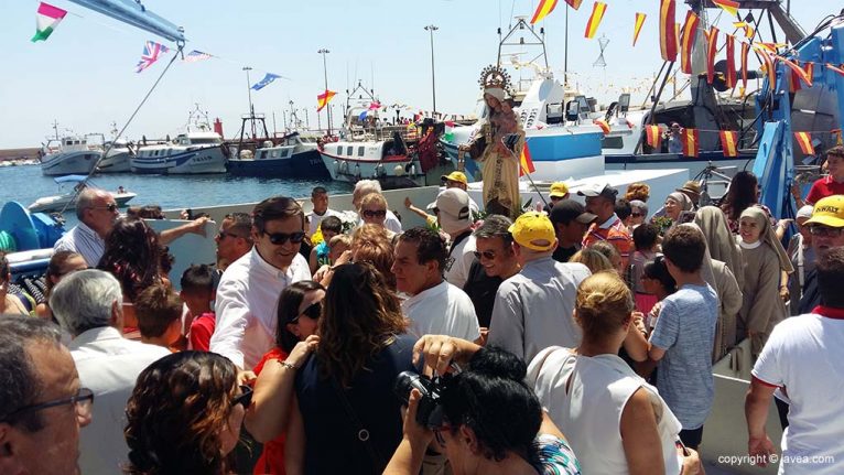 Centenas de xabieros acompañan a la virgen en la procesión marinera