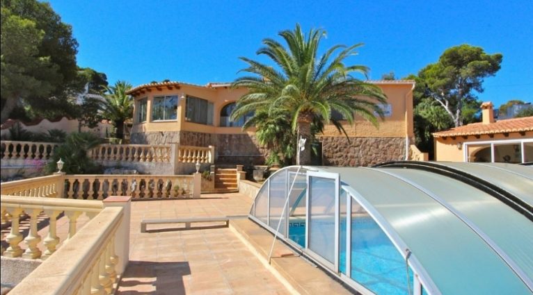 Chalet y piscina Villadom Spain
