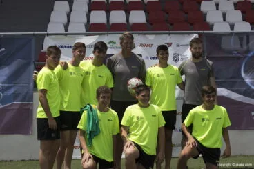 Chavales del campus junto a Ortolá