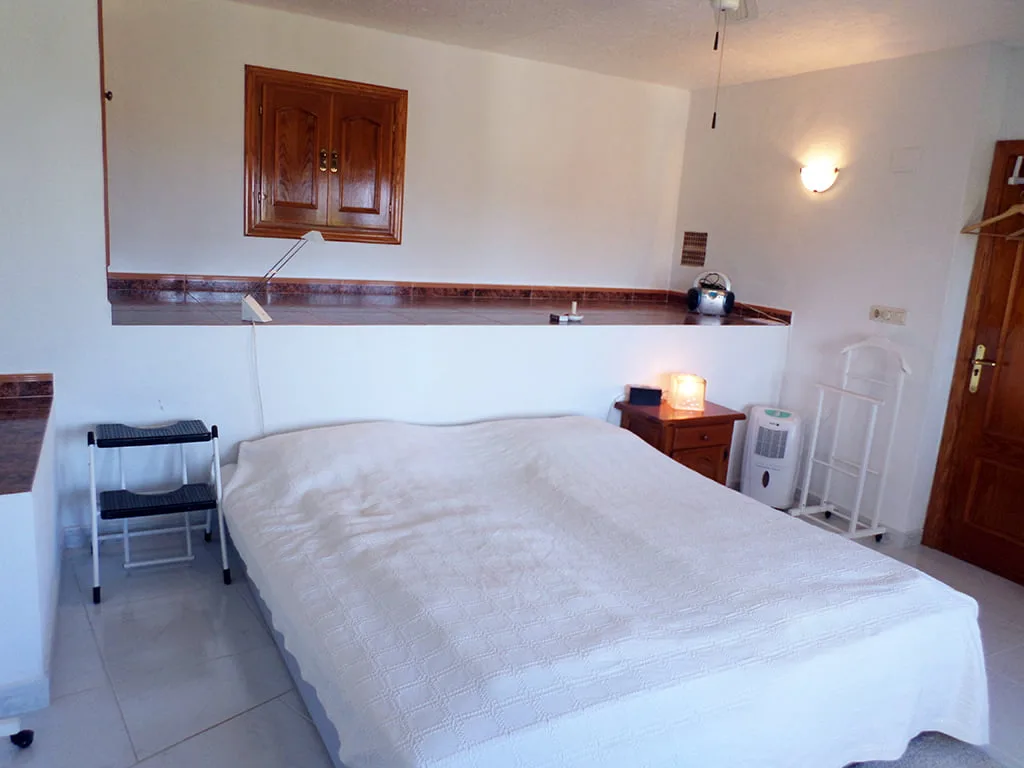 Amplia habitación Promociones Denia