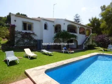 Fachada y piscina chalet Inmobiliaria Belen Quiroga