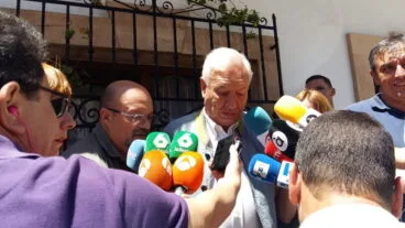 García Margallo hablando con los periodistas tras votar